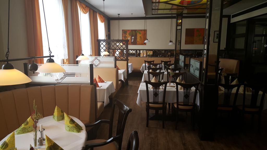 Hotel Ratskeller 뤼쇼우 외부 사진